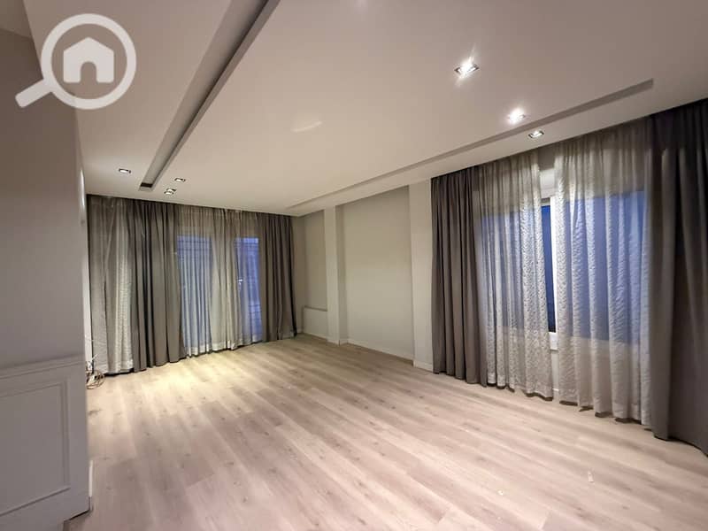 7 7aa2cc30-b9c5-4545-843c-a2801ca78720. jpg