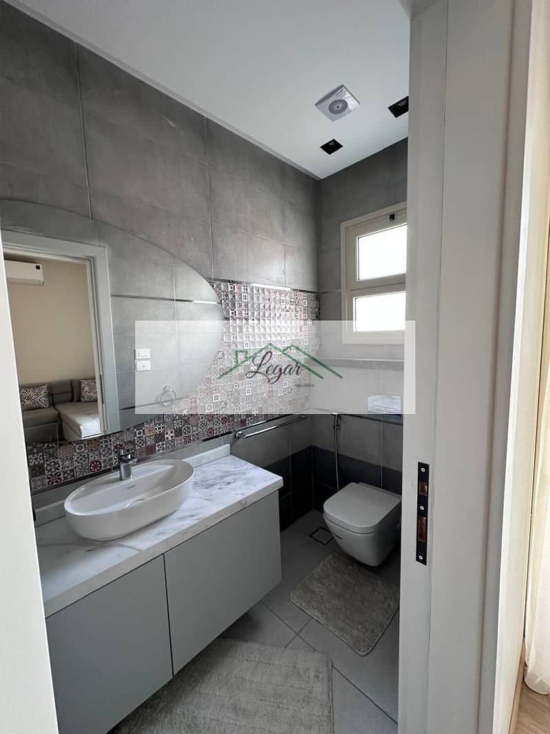 10 8103f9e9-166c-4984-bc0c-96b39cfc5f7c. jpg