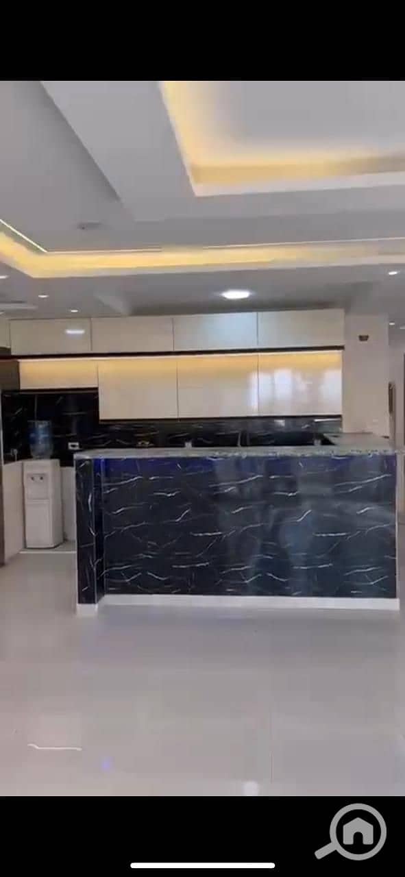 7 527084e4-20f2-4b74-b7fd-b44b2d76e78d. jpg