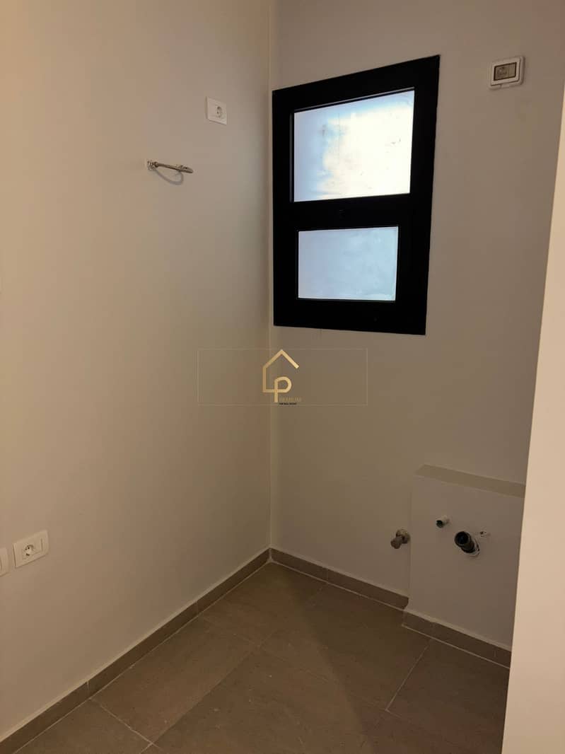 4 270b8d8c-f228-4a2a-9f99-28decef02e21. jpg