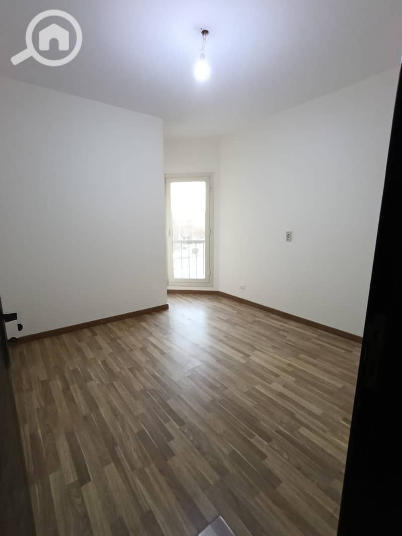 4 5f556ebb-11ff-42a6-a660-2321d6c5d843. jpg