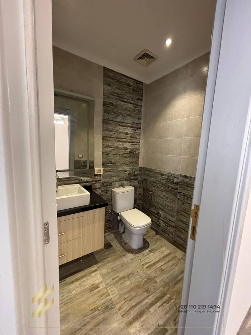 13 df69eaa3-9b18-4ee6-a47a-1c7b158d9700. jpg