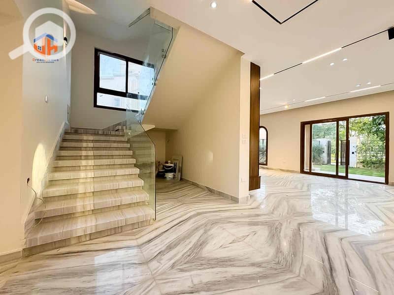 5 055039fd-b21e-4b25-a621-b6775362d8ab. jpg