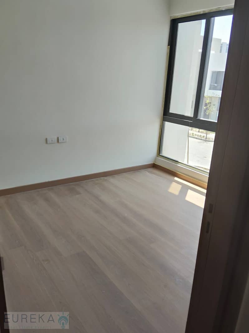 12 a2b81c90-0961-48ae-93e9-ce2c0c2cd49e. jpg