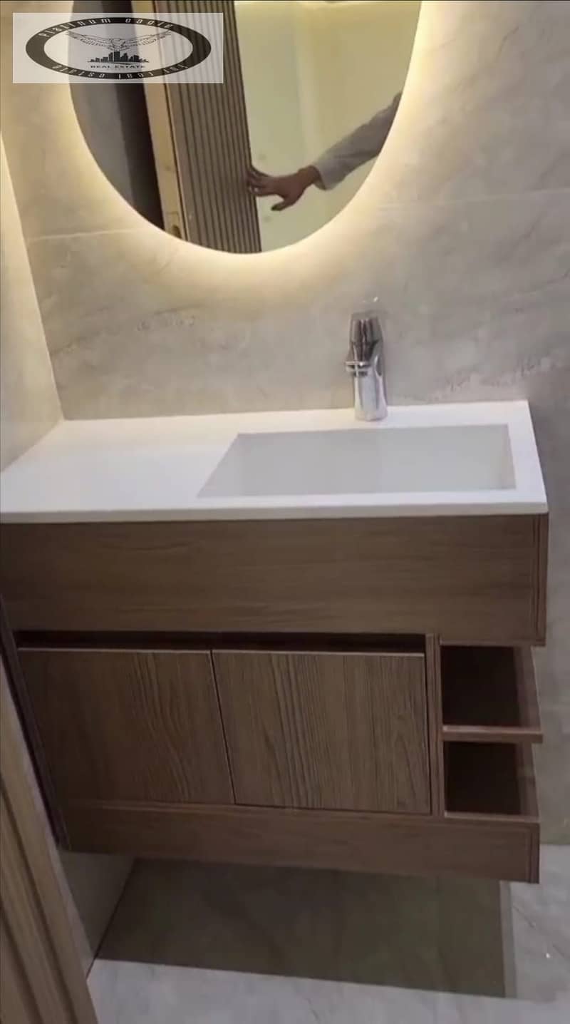 27 0585159d-8b8c-4753-8db2-c38447d6b61c. jpg