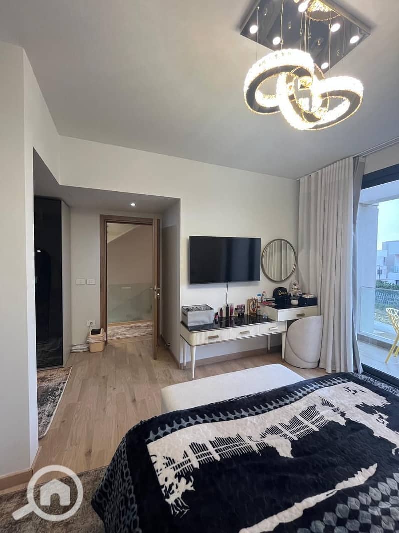 12 1f50bf5b-964c-40de-beba-973f7cd04977. jpeg