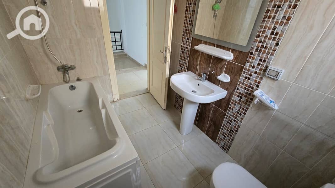 12 c154d886-2f36-4fca-ad30-5d7c81a4854f. jpg