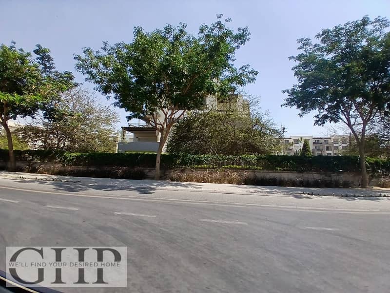 2 27cff274-5d0a-4b7e-b7c7-878d1c7d21d4. jpg