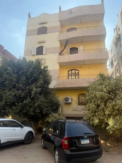 أرض سكنية  للبيع في 6 أكتوبر، الجيزة - عمارة للبيع الحي الرابع - مجاورة سابعه أمام مسجد عماد راغب