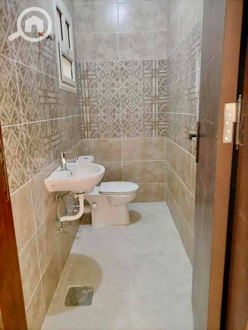 15 834f0bab-1a58-4b85-82f9-594873078938. jpg