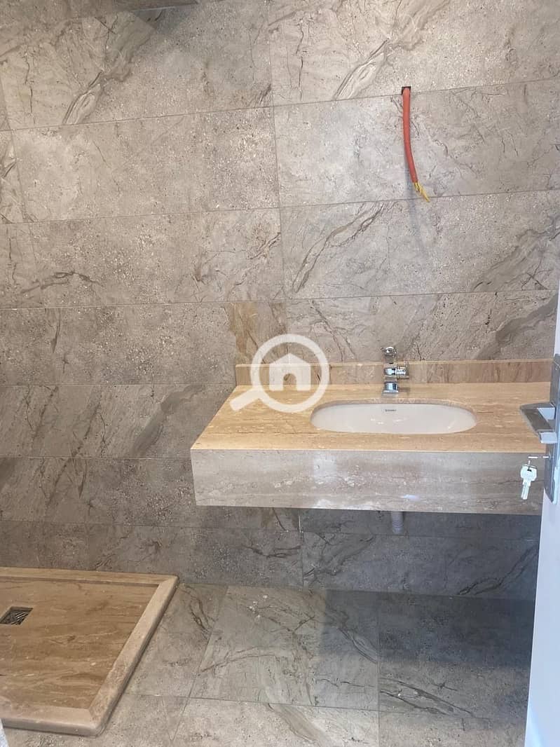 14 e7795ea8-9425-4180-b3f9-6f98f9206a94. jpeg