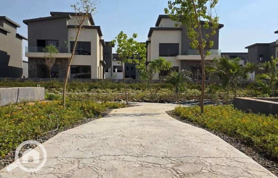 3 8240659-8e547o. jpg