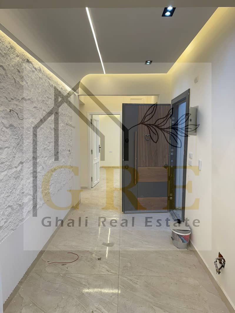 2 2d7b9bf7-c80f-476e-a25c-17221845e18a. jpg