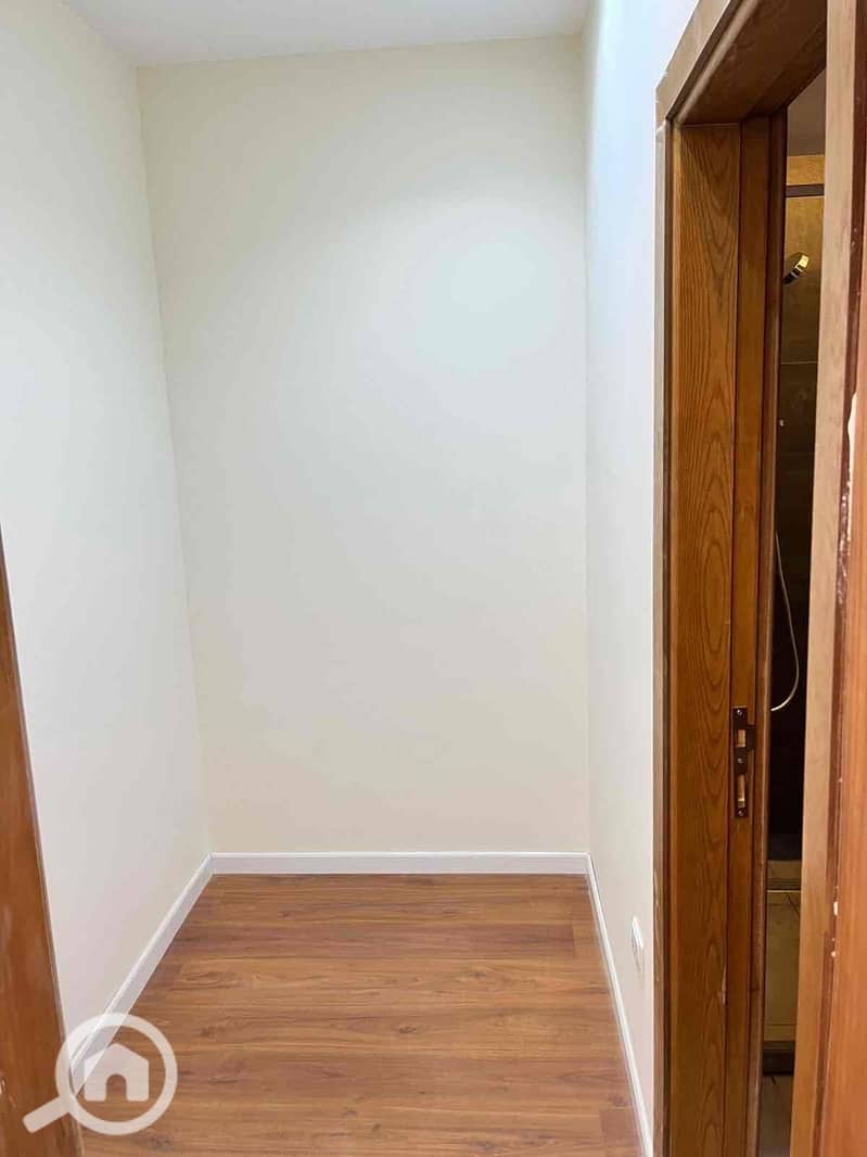 10 d82dd96b-0020-48b4-8d4d-c41c0e8e8c43. jpg