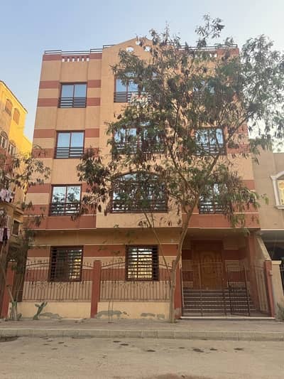 أرض سكنية  للبيع في مدينة الشروق، القاهرة - عمارة كاملة بالإسكان العائلي الجولف مدخل 3 متشطبة بالكامل