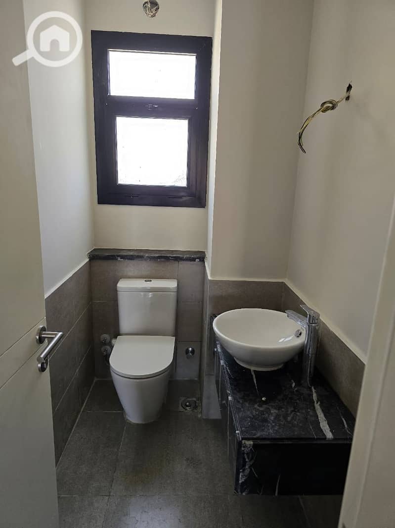 11 b2eef6f7-9e67-4700-9cd8-b24ef52360a8. jpg