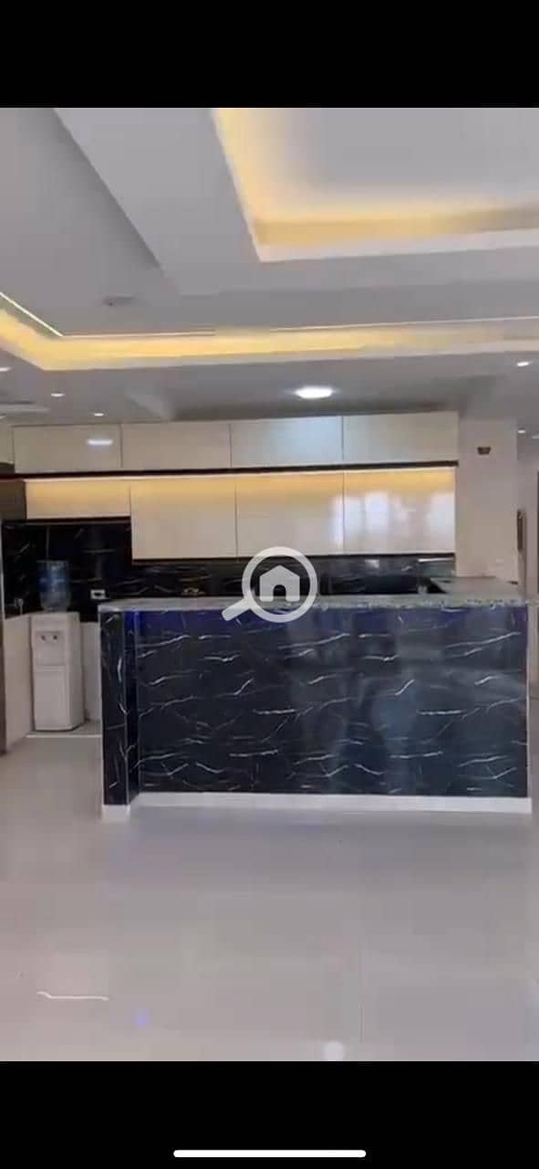 7 527084e4-20f2-4b74-b7fd-b44b2d76e78d. jpg