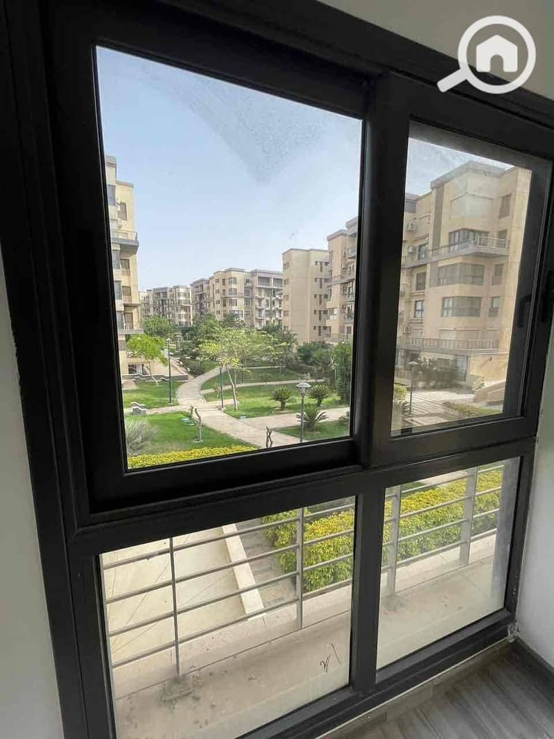 4 dfa3157f-edc8-41a8-b1fb-2f041c698a94. jpg