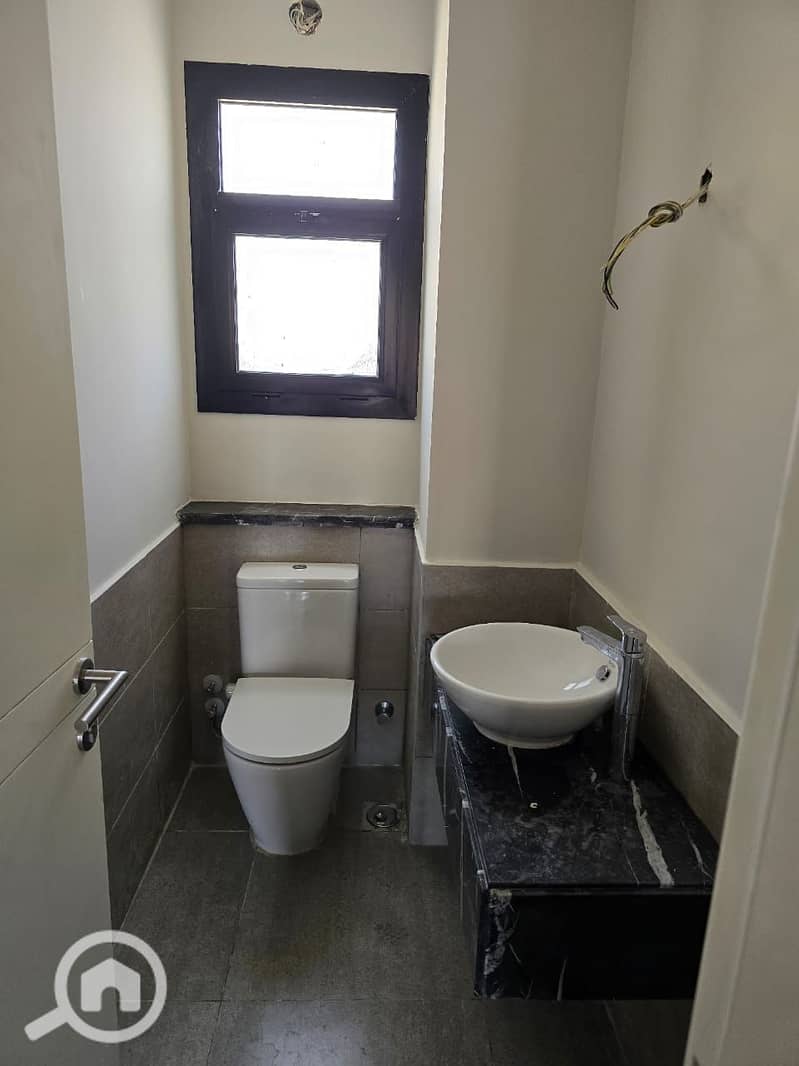 13 b2eef6f7-9e67-4700-9cd8-b24ef52360a8. jpg