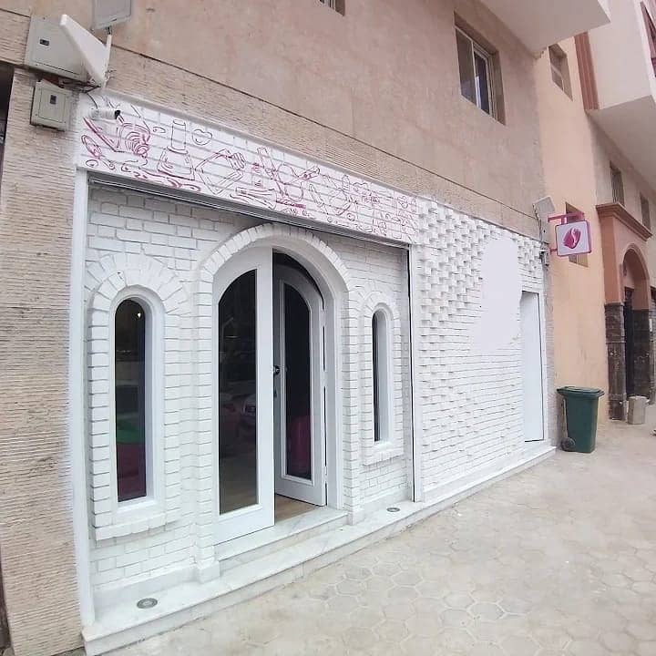 للايجار محل 100م مميز امام فندق رديسون بلو شيراتون المطار للايجار محل 100م مميز امام فندق رديسون بلو شيراتون المطار