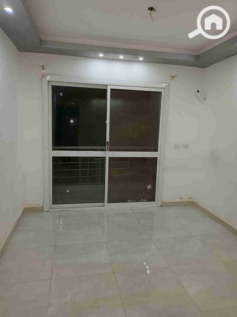 Apartment on tiled floor for rent in Digla Al-Maz, excellent finishing but on the lakes, adjacent to 3 underneath all services, a quarter-hour from Al-Hosary Mosque, safe transportation and security, third floor, elevator, overlooking 800 faddan in more than one thing, with water meter, electricity meter, and landline telephone. Contact 01025345522 - Widok 3