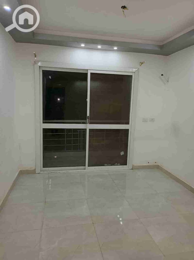 Apartment on tiled floor for rent in Digla Al-Maz, excellent finishing but on the lakes, adjacent to 3 underneath all services, a quarter-hour from Al-Hosary Mosque, safe transportation and security, third floor, elevator, overlooking 800 faddan in more than one thing, with water meter, electricity meter, and landline telephone. Contact 01025345522 - Widok 4