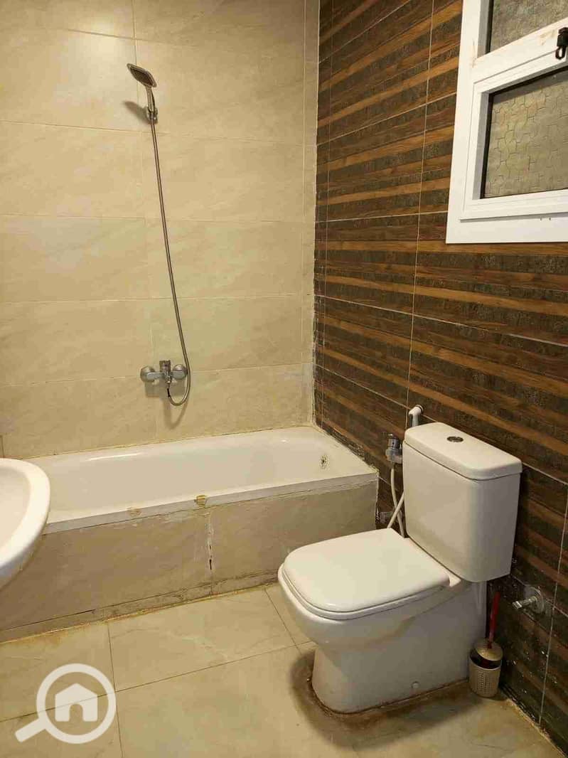 Apartment on tiled floor for rent in Digla Al-Maz, excellent finishing but on the lakes, adjacent to 3 underneath all services, a quarter-hour from Al-Hosary Mosque, safe transportation and security, third floor, elevator, overlooking 800 faddan in more than one thing, with water meter, electricity meter, and landline telephone. Contact 01025345522 - Widok 5