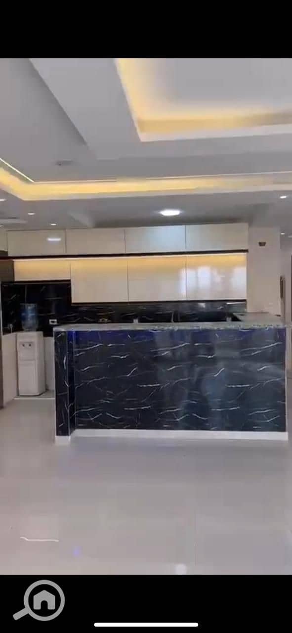 7 527084e4-20f2-4b74-b7fd-b44b2d76e78d. jpg