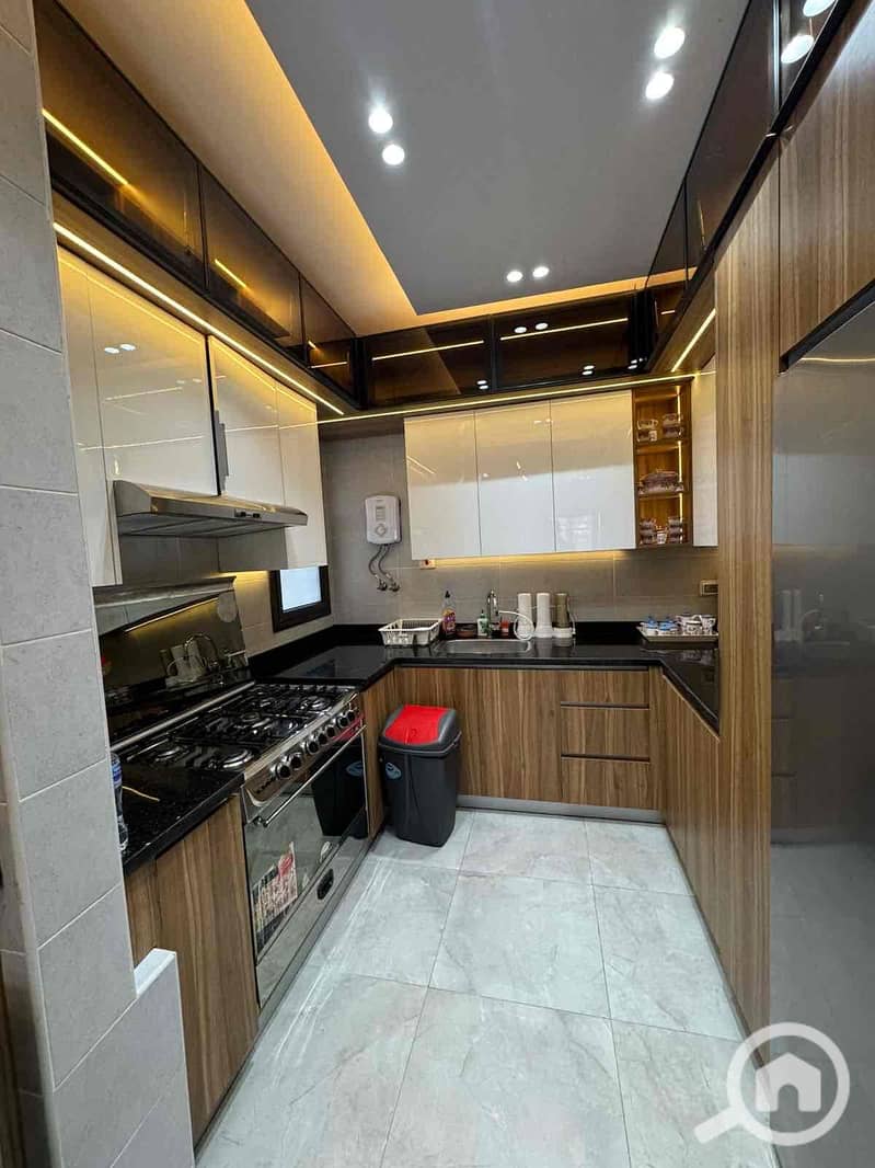 12 e7976a1e-d8e1-436e-bdb6-bbfc043bbe48. jpg