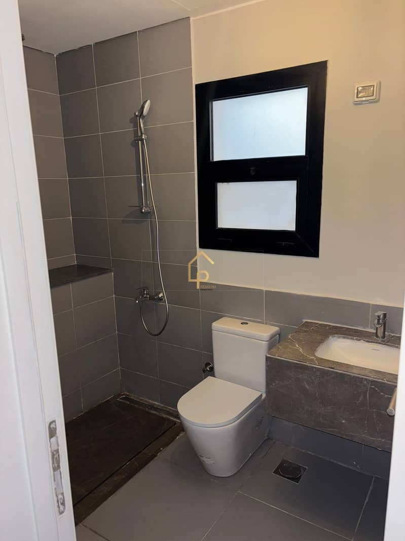 9 f63710ea-3580-4ec9-8cf8-0e0a3ff2d2fc. jpg