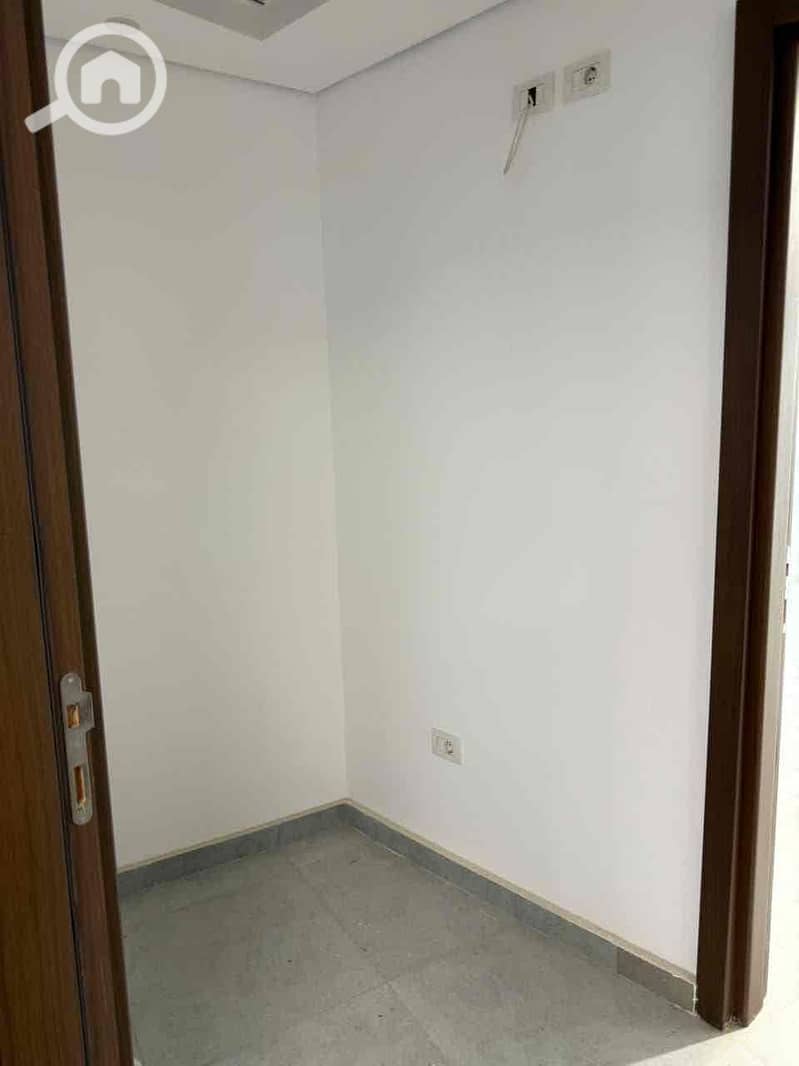 6 bd14aa3a-da6f-42dc-83eb-a02274b45743. jpg