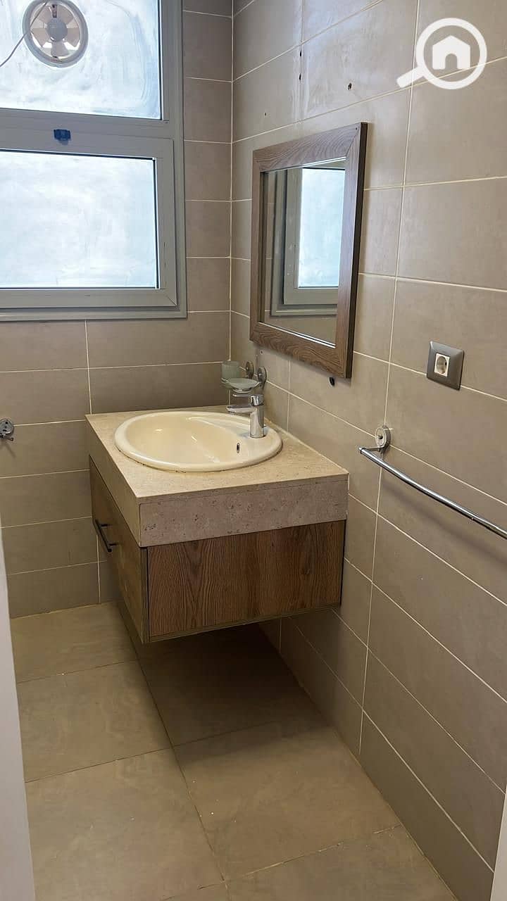 4 8a07281d-3950-45ce-bf42-4be28b60043f. jpg