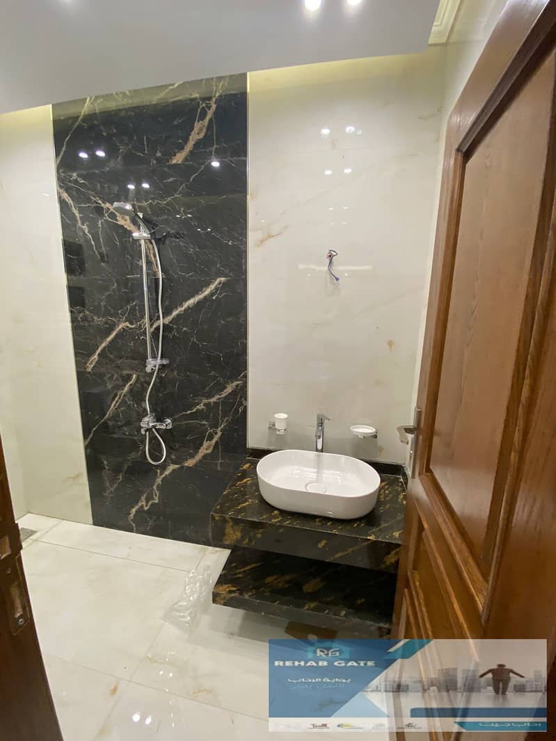 27 f686bc32-88a0-40a3-9a41-30872f21b398. jpg