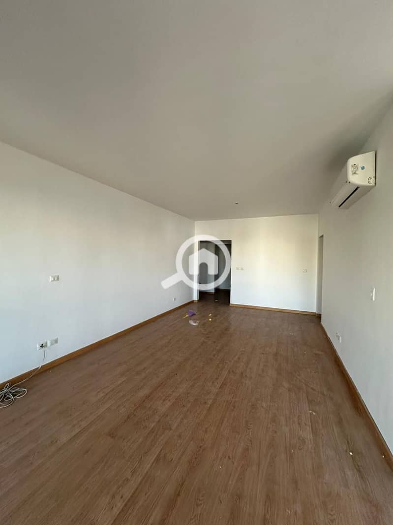 8 e8ec15b4-7da1-44f6-93b8-7b6d847c8200. jpg