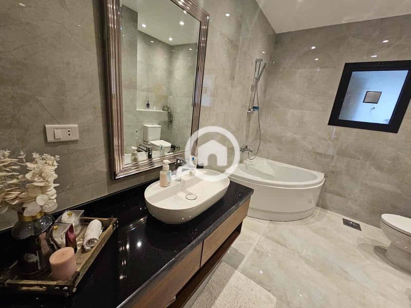 12 fe894ba6-c46e-47b1-a889-e06c28e47ed6. jpg