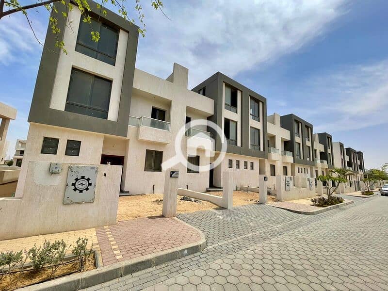 Townhouse villa at a very special price in the Lake West project - Veel
