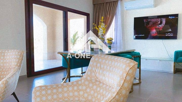 Villa with a private pool and direct lake view, 5 bedrooms + nanny + driver, area 580 meters, at a price lower than the market price in Marassi, North – další