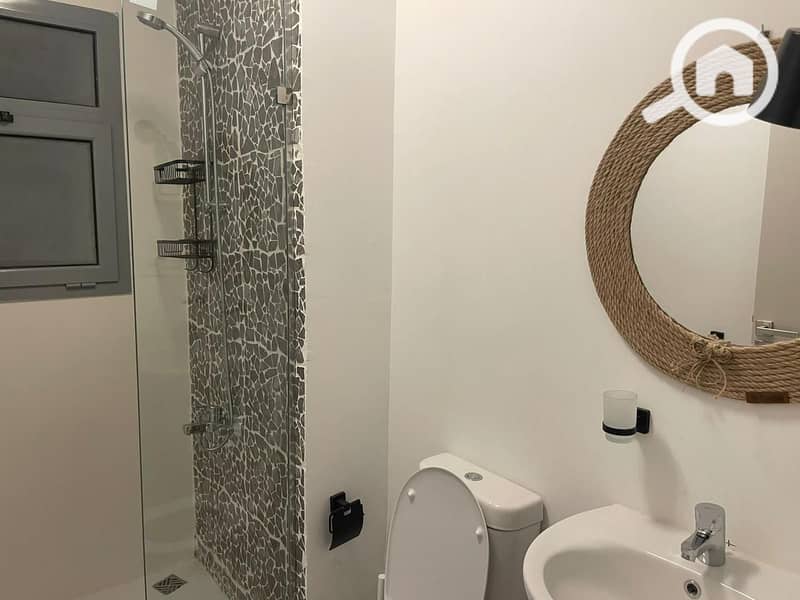 10 bf32b1d4-7b60-4730-b7ec-85805c21d0ee. jpg