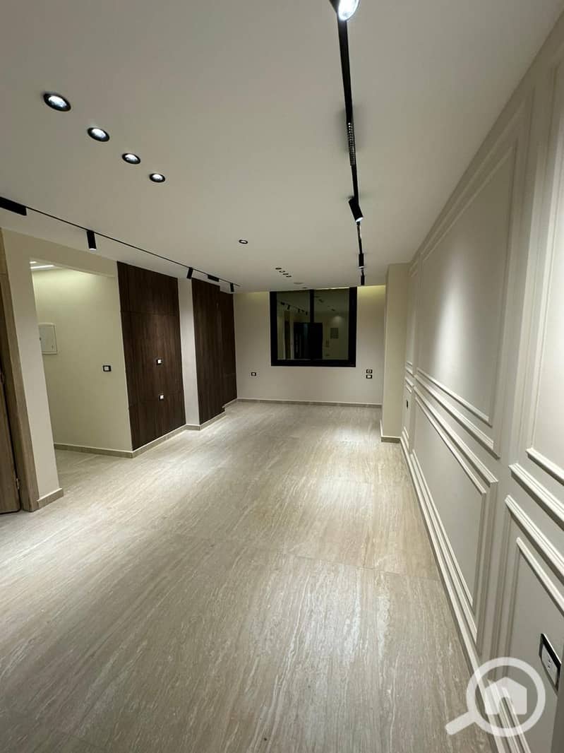 7 550b17e1-5916-4a68-a1d5-b061663fa1d7. jpg