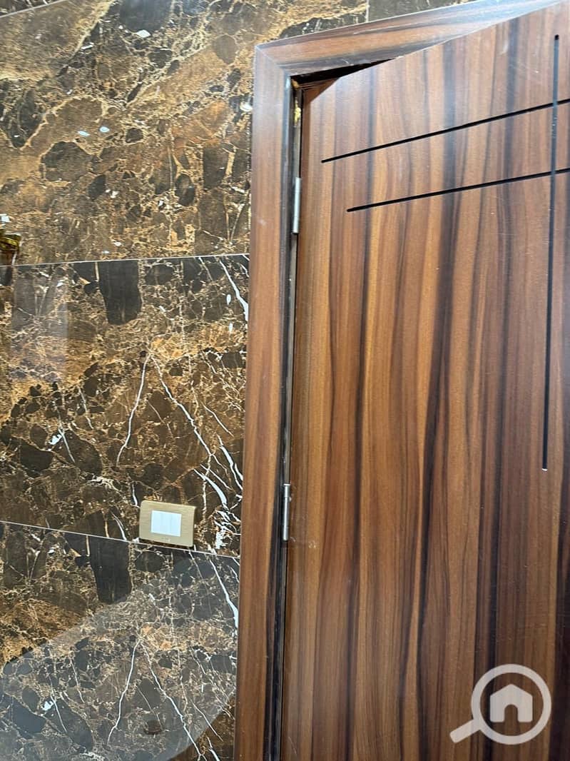 12 b2520eb9-0d51-48ad-a65a-5216a1a6a4da. jpg