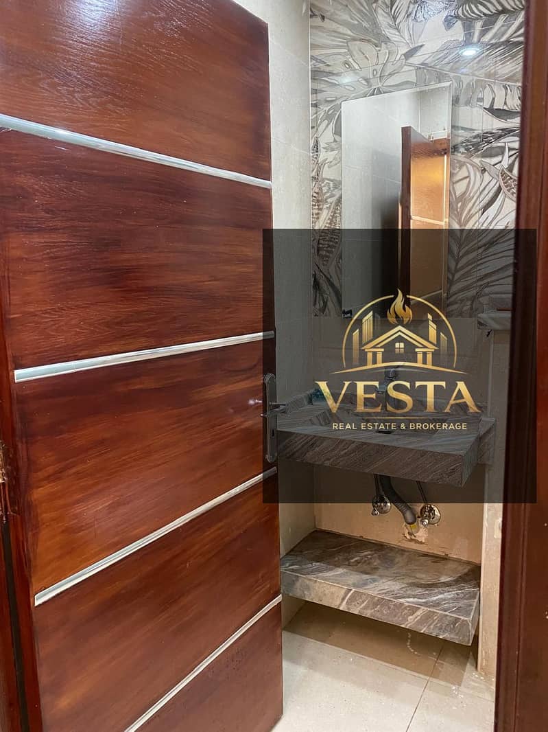 2 5af8c65e-2714-46e8-bb48-b90b5ce1c5eb. jpg