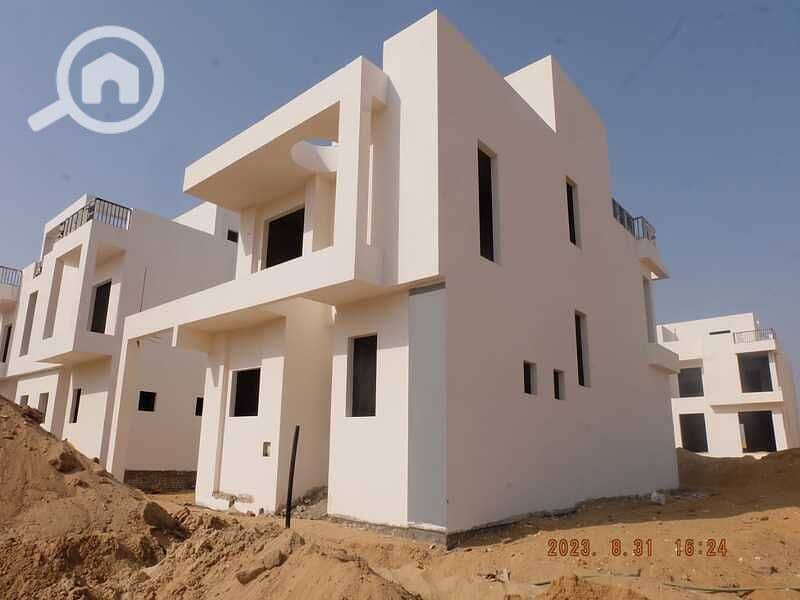 Own an independent villa with an area of 310 square meters in the Green Belt, in front of Beverly Hills. - Ansicht 5