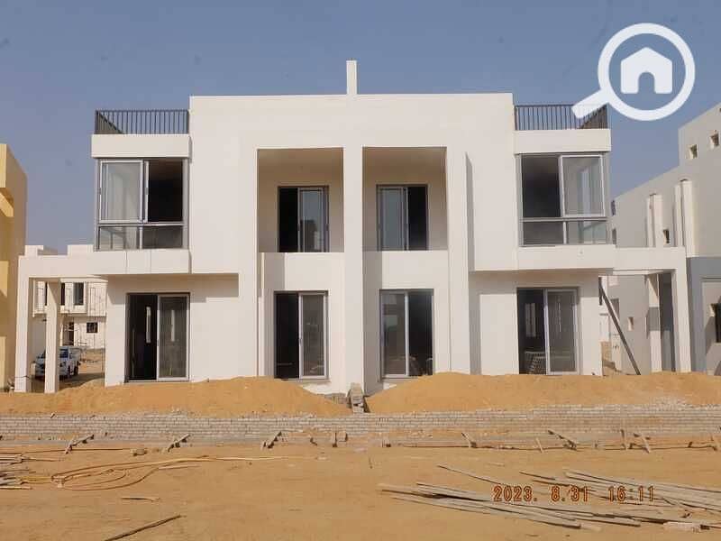 Own an independent villa with an area of 310 square meters in the Green Belt, in front of Beverly Hills. - Mehr