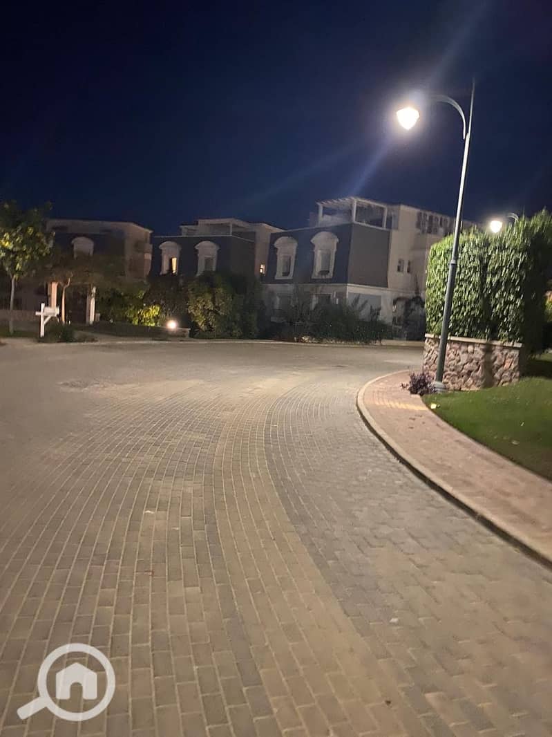 Own an independent villa with an area of 327 meters overlooking a very distinctive view in Mountain View in the northern expansions. - Meer