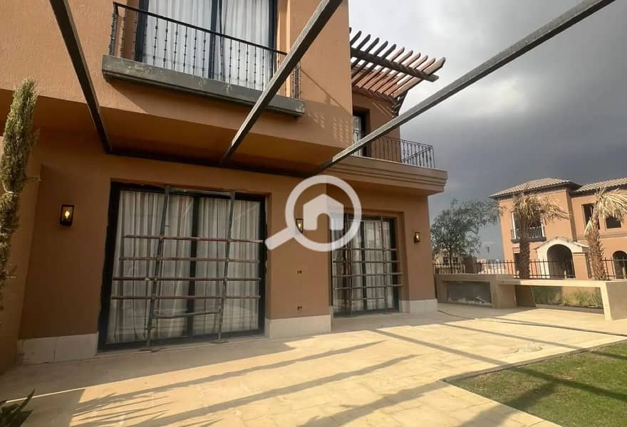 6 8353079-177afo. JPG