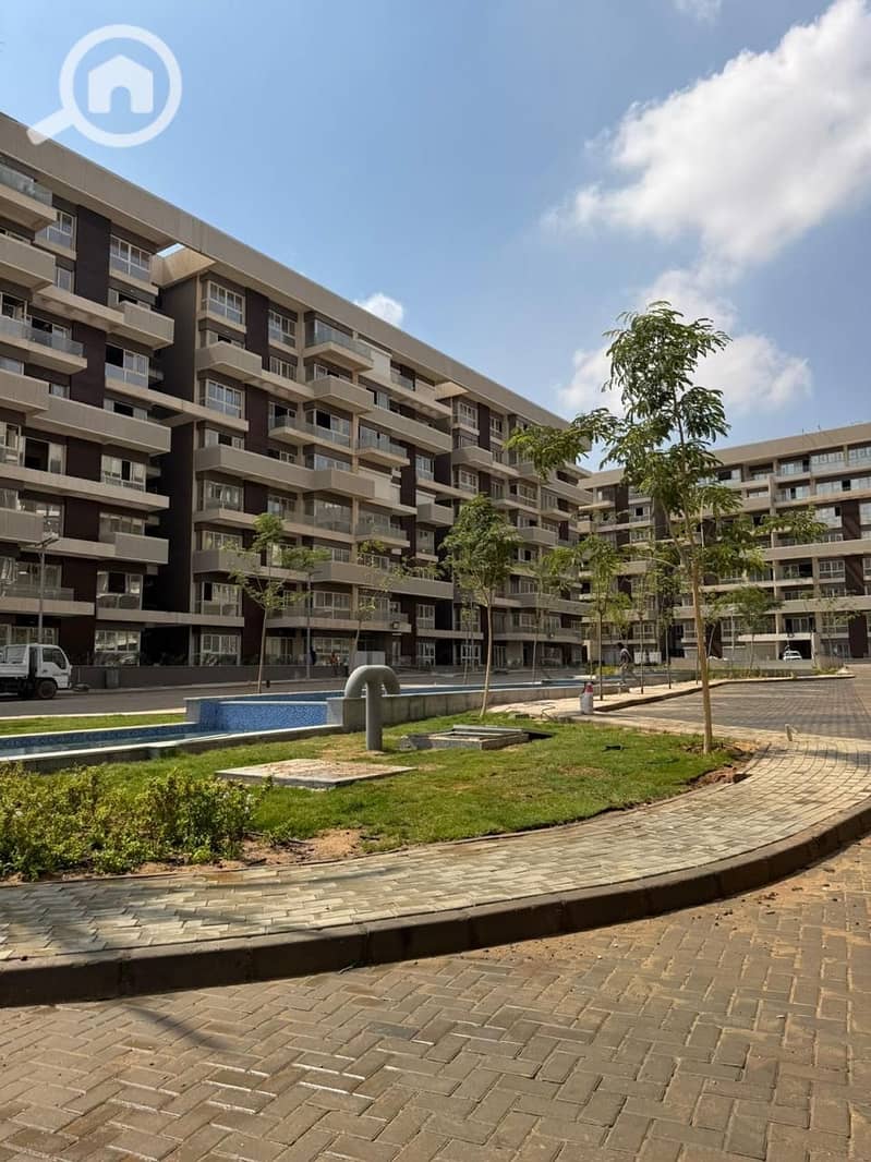 Opportunity to own a bargain apartment for immediate delivery at an unbeatable price with only a 10% down payment in the most prestigious compound dir - Mehr