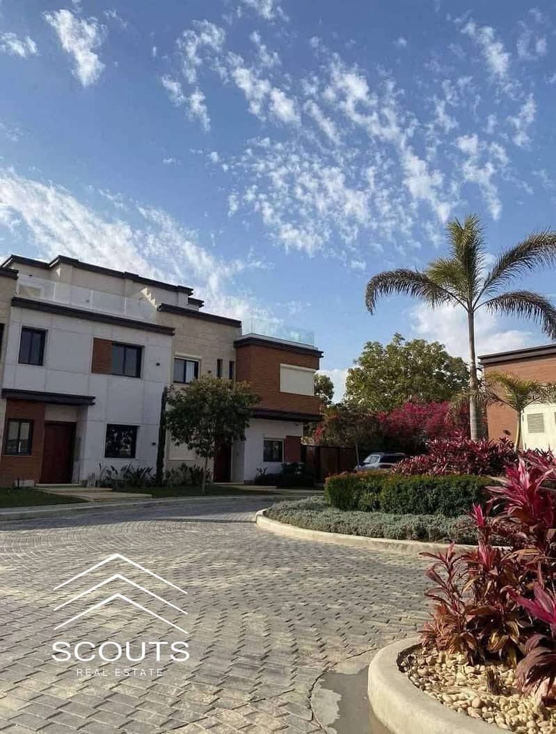 Townhouse for sale in Azar Compound, ready for viewing with full services, amazing view directly on the avenues and landscaping, next to the American - Mehr