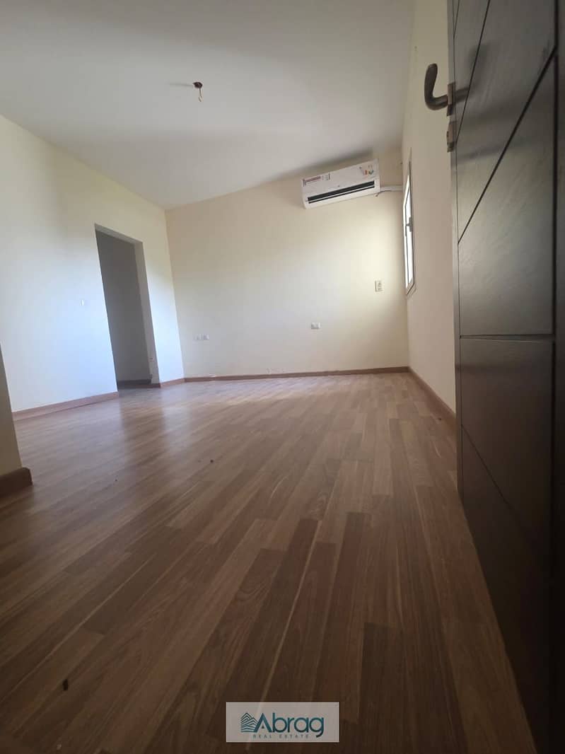 A 3-bedroom apartment furnished in The Address Sheikh Zayed with a pool view. - Więcej