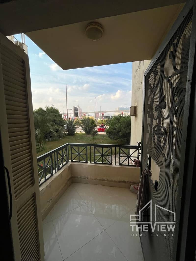 ground floor with a 40 sq m garden, finished to a super deluxe Khamayel compound – další