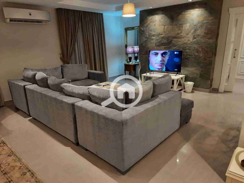 Furnished apartment for rent with two bedrooms, 2 bathrooms, a kitchen, and a living room for rent in the best location in Giza city, Mohandeseen, Sphinx Square in Mohandeseen, with all services nearby including hospitals, cafes, restaurants, schools, and universities. The apartment includes all services such as air conditioning, a refrigerator, a dining table, electric heaters, a kitchen, and a living room. - Widok 2